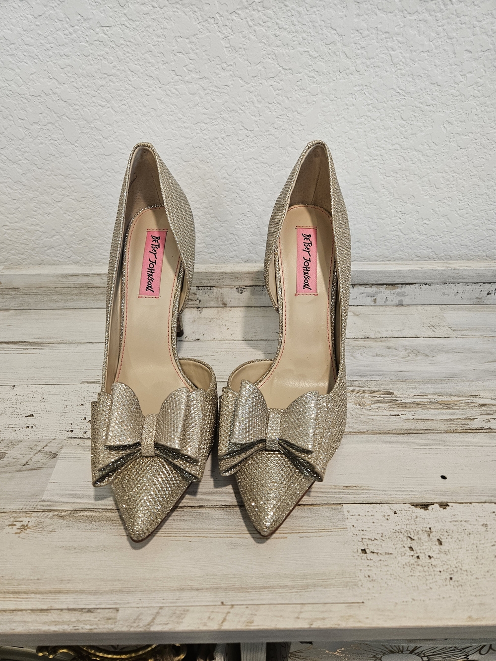 Betsey Johnson Prince D'Orsay Pump gold glitter women’s size 8.5M bow detail